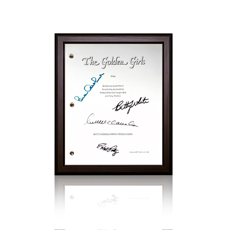 Foto des Scripts der Pilotfolge mit den Unterschriften der vier Darstellerinnen